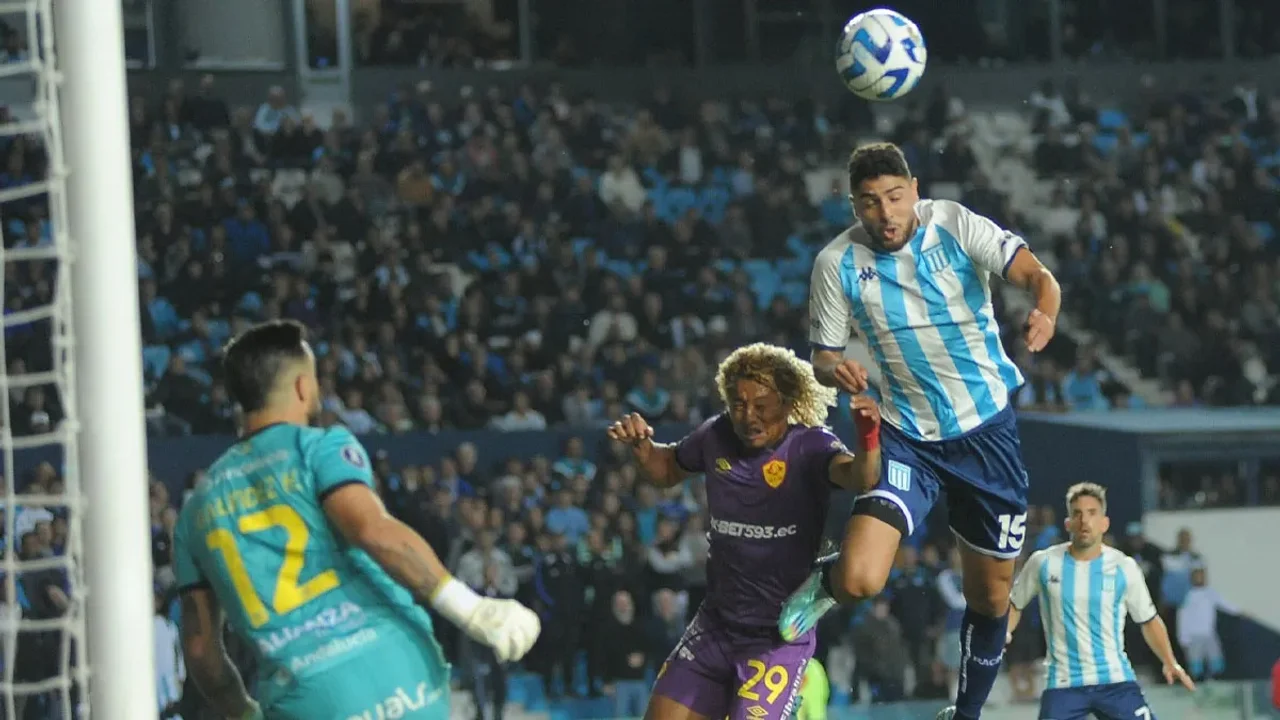Racing derrotó a Aucas por 3 a 2 en Avellaneda