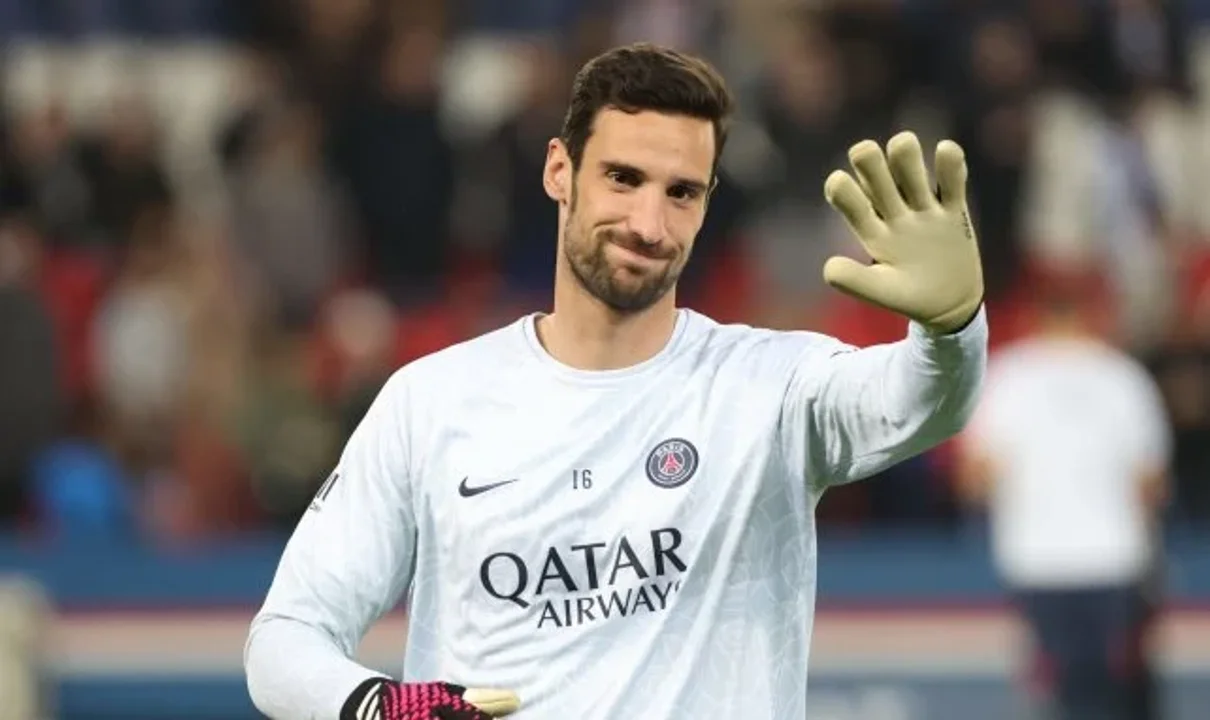 Sergio Rico, arquero de PSG, permanece grave tras ser golpeado por un caballo