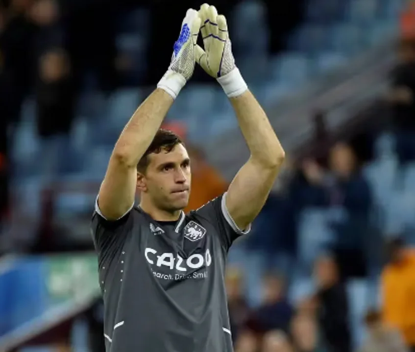 Dibu Martínez fue clave en la victoria del Aston Villa